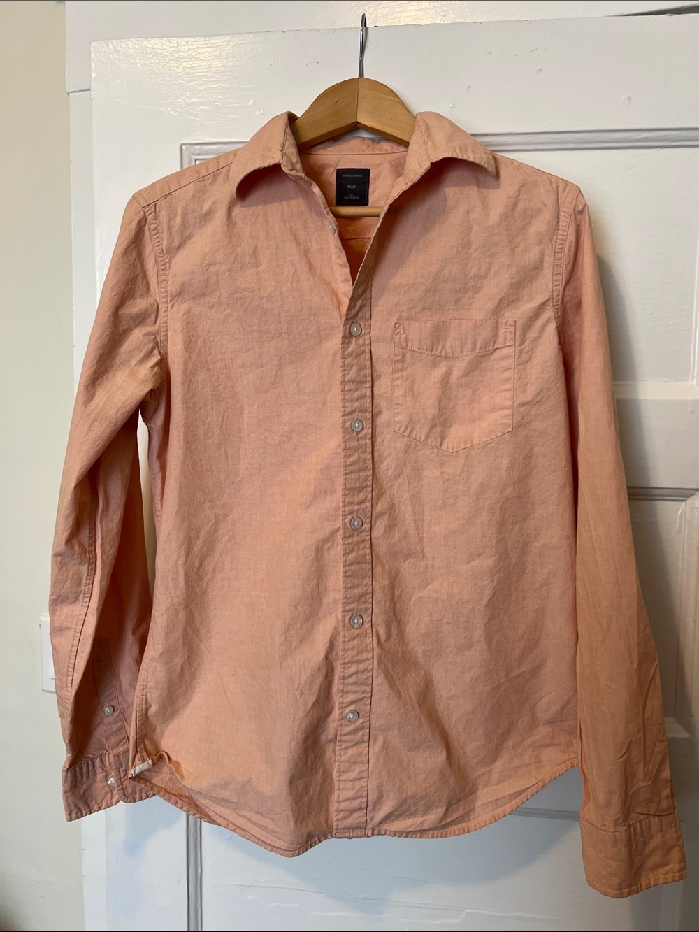 GAP Men's Long-Sleeve Button-Down Shirt in Light Peach